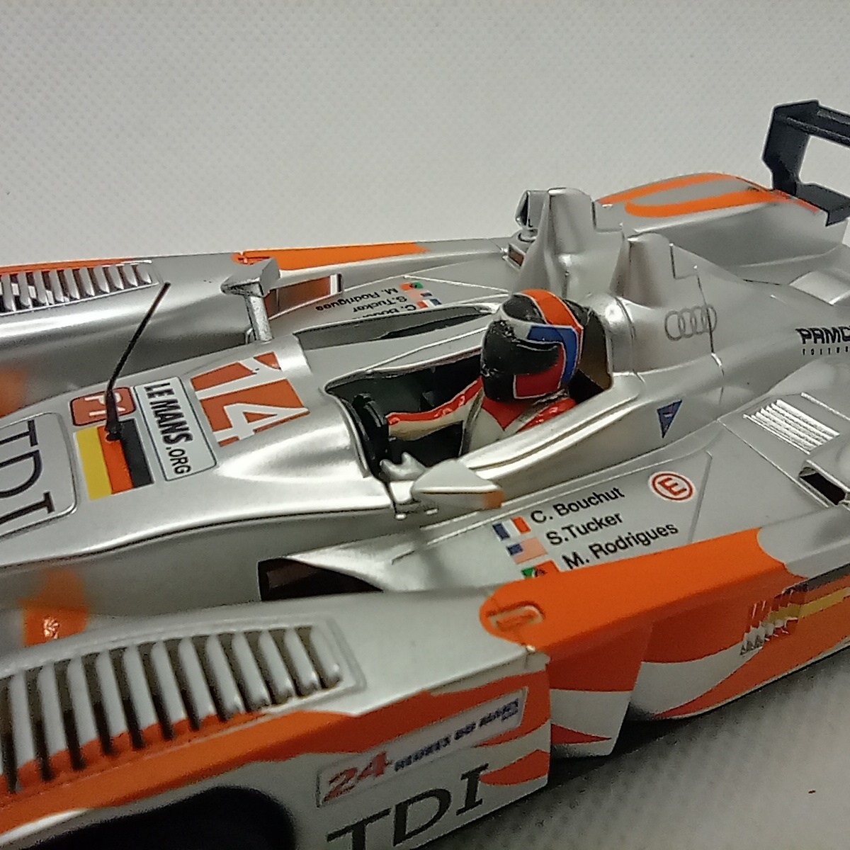 Audi R10 Team Kolles #14 24h Le Mans Scalextric SCX #14 A10027 1/32 Bouchut
