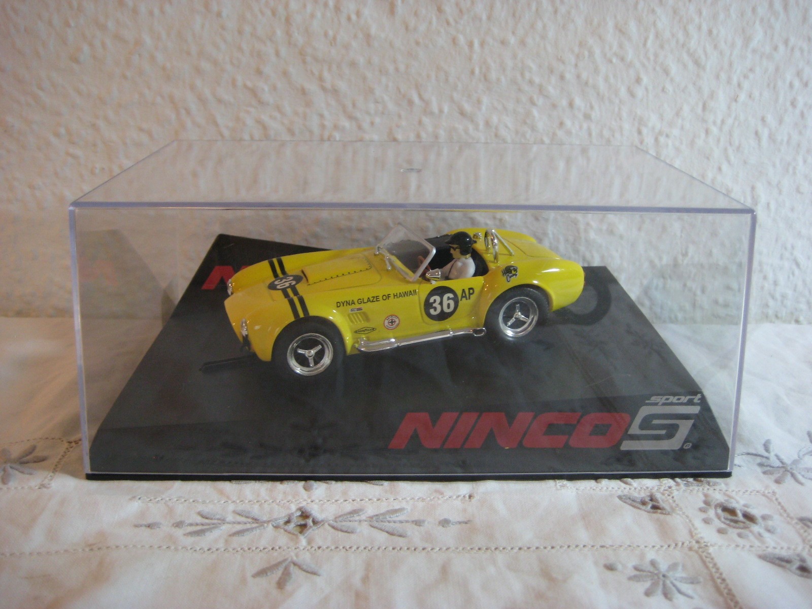 Coche Ninco AC Cobra Yellow Sport 1:32 en su embalaje original de colección