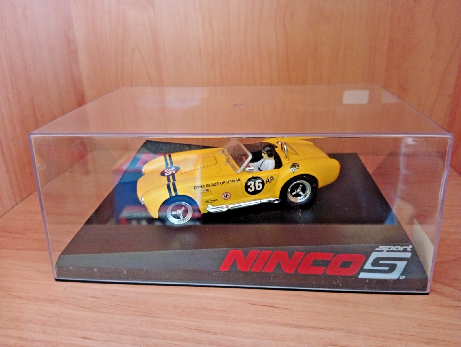 SCALEXTRIC AC COBRA YELLOW SPORT REF 50561 MARCA NINCO. 1/32 ANALOGIC SLOT CAR.