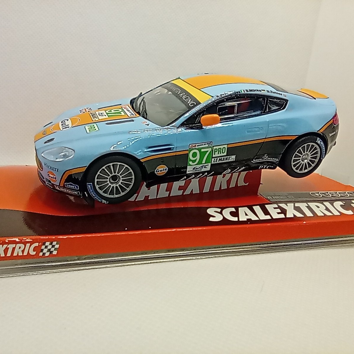 Slot Car Scalextric SCX Aston Martin Vantage GT" #97 GULF 1/32 A10116